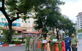 Các đoàn thể Công an quận Tây Hồ “tiếp sức” động viên tinh thần các chốt kiểm soát Covid-19