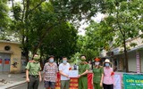 Các đoàn thể Công an quận Tây Hồ “tiếp sức” động viên tinh thần các chốt kiểm soát Covid-19