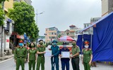 Các đoàn thể Công an quận Tây Hồ “tiếp sức” động viên tinh thần các chốt kiểm soát Covid-19