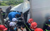 [Ảnh] Cắt cửa xe ô tô cứu nạn lái xe bị mắc kẹt sau cú tai nạn 