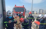 [Ảnh] Cắt cửa xe ô tô cứu nạn lái xe bị mắc kẹt sau cú tai nạn 