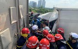 [Ảnh] Cắt cửa xe ô tô cứu nạn lái xe bị mắc kẹt sau cú tai nạn 