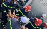 [Ảnh] Cắt cửa xe ô tô cứu nạn lái xe bị mắc kẹt sau cú tai nạn 