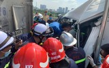 [Ảnh] Cắt cửa xe ô tô cứu nạn lái xe bị mắc kẹt sau cú tai nạn 