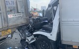 [Ảnh] Cắt cửa xe ô tô cứu nạn lái xe bị mắc kẹt sau cú tai nạn 