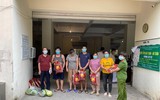  Công an phường Xuân La trao gạo và nhu yếu phẩm cho những người dân ở vùng cách ly 