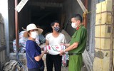  Công an phường Xuân La trao gạo và nhu yếu phẩm cho những người dân ở vùng cách ly 