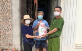  Công an phường Xuân La trao gạo và nhu yếu phẩm cho những người dân ở vùng cách ly 