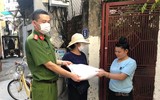  Công an phường Xuân La trao gạo và nhu yếu phẩm cho những người dân ở vùng cách ly 