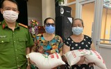  Công an phường Xuân La trao gạo và nhu yếu phẩm cho những người dân ở vùng cách ly 