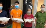  Công an phường Xuân La trao gạo và nhu yếu phẩm cho những người dân ở vùng cách ly 