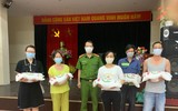  Công an phường Xuân La trao gạo và nhu yếu phẩm cho những người dân ở vùng cách ly 