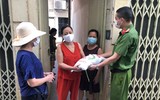  Công an phường Xuân La trao gạo và nhu yếu phẩm cho những người dân ở vùng cách ly 