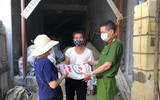  Công an phường Xuân La trao gạo và nhu yếu phẩm cho những người dân ở vùng cách ly 
