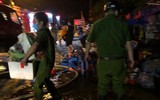 Lực lượng Công an trắng đêm cứu hộ tài sản giúp dân trong vụ cháy ki ốt