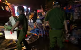 Lực lượng Công an trắng đêm cứu hộ tài sản giúp dân trong vụ cháy ki ốt