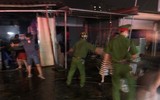 Lực lượng Công an trắng đêm cứu hộ tài sản giúp dân trong vụ cháy ki ốt