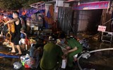 Lực lượng Công an trắng đêm cứu hộ tài sản giúp dân trong vụ cháy ki ốt