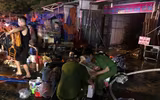 Lực lượng Công an trắng đêm cứu hộ tài sản giúp dân trong vụ cháy ki ốt
