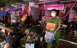 Lực lượng Công an trắng đêm cứu hộ tài sản giúp dân trong vụ cháy ki ốt