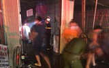 Lực lượng Công an trắng đêm cứu hộ tài sản giúp dân trong vụ cháy ki ốt