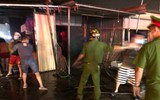 Lực lượng Công an trắng đêm cứu hộ tài sản giúp dân trong vụ cháy ki ốt