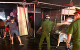 Lực lượng Công an trắng đêm cứu hộ tài sản giúp dân trong vụ cháy ki ốt