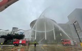 Xe thang chuyên dụng cứu người tại Trung tâm thương mại Aeon Mall Long Biên ở tình huống giả định