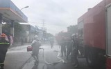 Khói trắng bao trùm lực lượng cứu hỏa trong đám cháy giả định ở cây xăng 