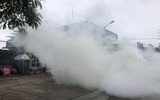 Khói trắng bao trùm lực lượng cứu hỏa trong đám cháy giả định ở cây xăng 