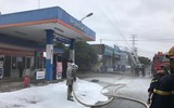 Khói trắng bao trùm lực lượng cứu hỏa trong đám cháy giả định ở cây xăng 