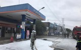 Khói trắng bao trùm lực lượng cứu hỏa trong đám cháy giả định ở cây xăng 