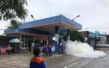 Khói trắng bao trùm lực lượng cứu hỏa trong đám cháy giả định ở cây xăng 