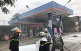Khói trắng bao trùm lực lượng cứu hỏa trong đám cháy giả định ở cây xăng 