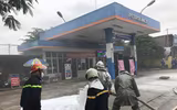 Khói trắng bao trùm lực lượng cứu hỏa trong đám cháy giả định ở cây xăng 