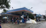 Khói trắng bao trùm lực lượng cứu hỏa trong đám cháy giả định ở cây xăng 