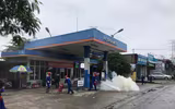 Khói trắng bao trùm lực lượng cứu hỏa trong đám cháy giả định ở cây xăng 