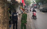 Tuyên truyền nhắc nhở hộ kinh doanh không lấn chiếm vỉa hè, phố hoa cây cảnh trên đường Hoàng Hoa Thám