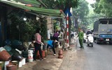 Tuyên truyền nhắc nhở hộ kinh doanh không lấn chiếm vỉa hè, phố hoa cây cảnh trên đường Hoàng Hoa Thám