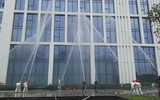 Tiếp cận tòa nhà bằng xe chuyên dụng, cứu người trong tình huống cháy giả định ở căn hộ Vinhomes Symphony