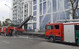 Tiếp cận tòa nhà bằng xe chuyên dụng, cứu người trong tình huống cháy giả định ở căn hộ Vinhomes Symphony