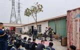 Chui vào container 'thử' sức nóng của lửa