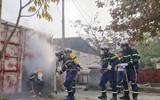 Chui vào container 'thử' sức nóng của lửa