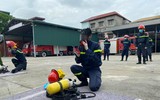 Chui vào container 'thử' sức nóng của lửa