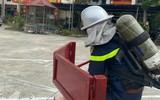 Chui vào container 'thử' sức nóng của lửa