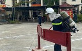 Chui vào container 'thử' sức nóng của lửa