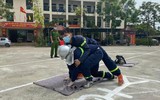 Chui vào container 'thử' sức nóng của lửa