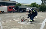 Chui vào container 'thử' sức nóng của lửa