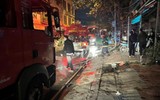 Ấn tượng đôi giày của lính cứu hỏa sau khi lao vào 'biển' lửa