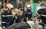 Hình ảnh thót tim bé gái được cứu nạn trong đám cháy